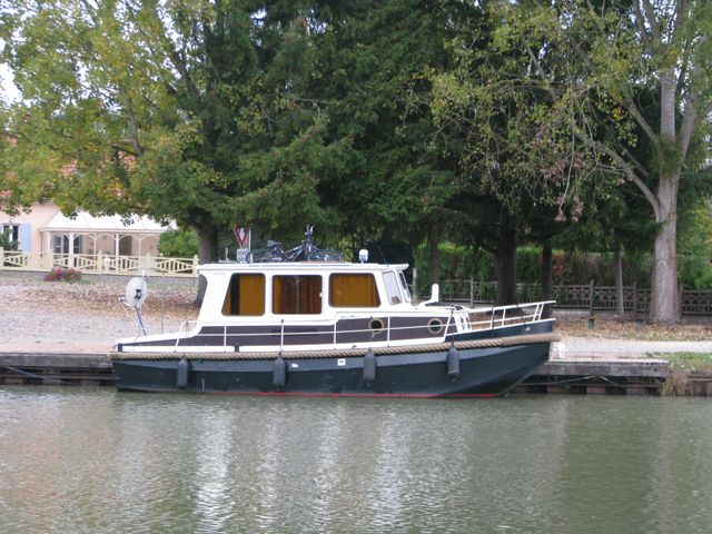The all-pilot-house canal boat