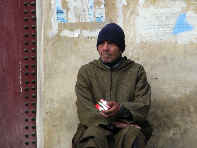 Cigarette vendor